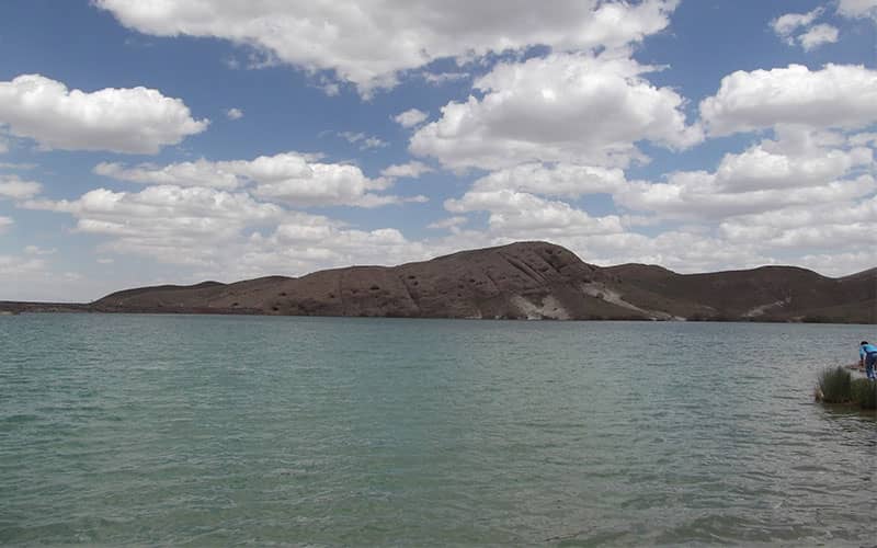 دریاچه‌ای پرآب در کنار تپه‌ای کوچک