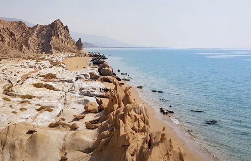 صخره های تراشیده ساحل مکسر از نمای بالا