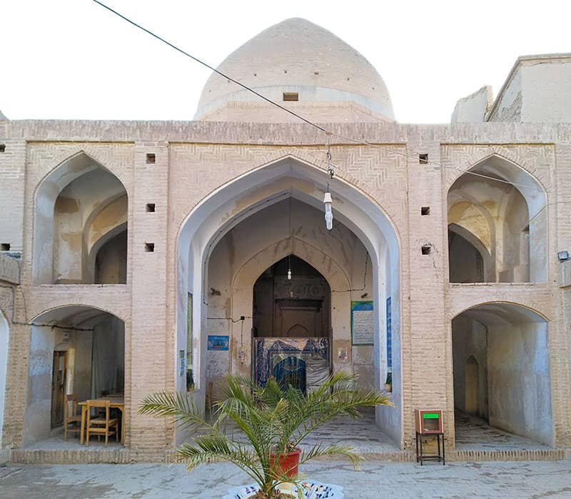 ایوان و گنبد مسجدی تاریخی