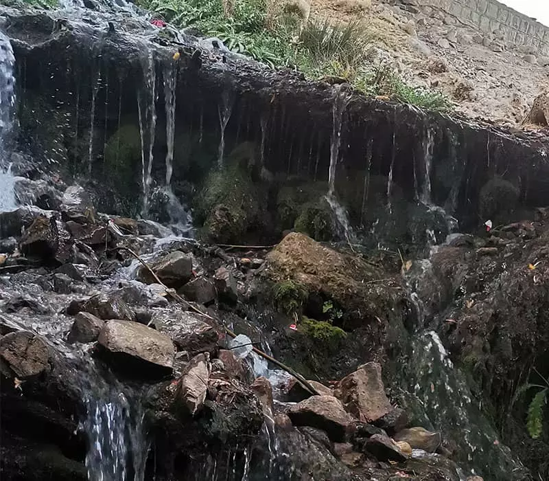 آبشاری کم آب و به صورت قطره ای