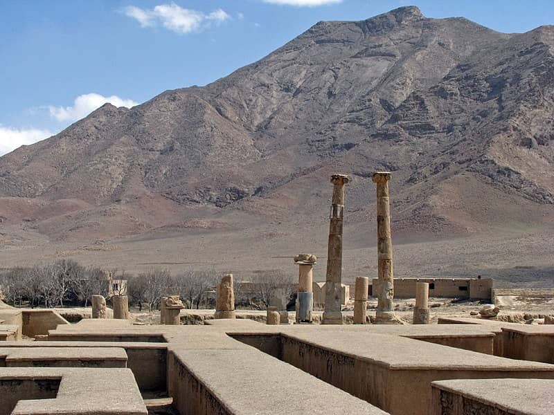 بقایای ستون های معبدی تاریخی