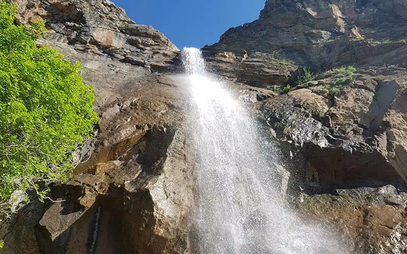 آبشاری پرآب و مرتفع