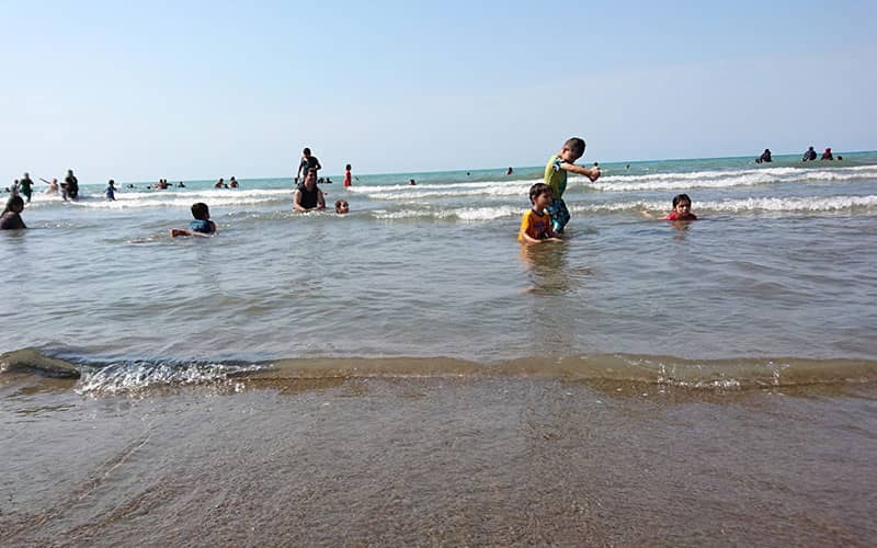 بازی کودکان در آب دریا
