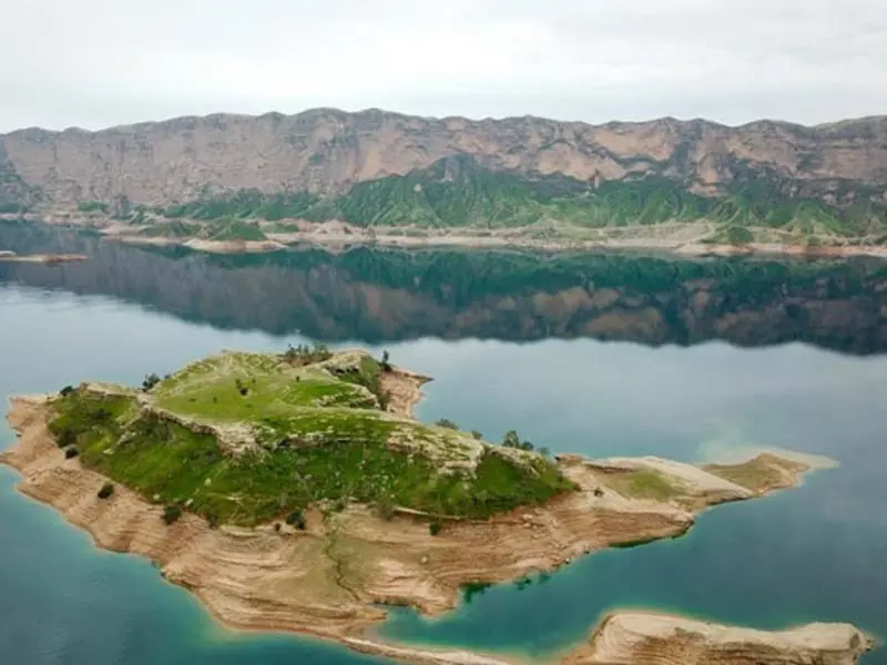 چشم انداز جزیره دریاچه شهیون از روستای پامنار