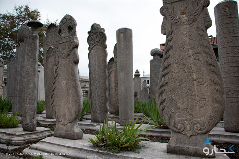 سنگ قبرهای موجود در حیاط مسجد سلیمانیه استانبول از نمای نزدیک