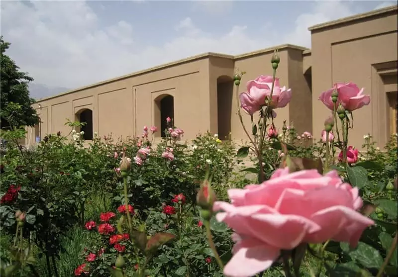 باغچه گل در کنار سازه ای تاریخی