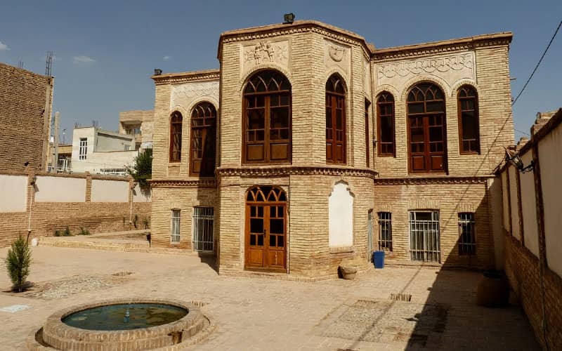 حیاط خانه‌ای تاریخی در دو طبقه