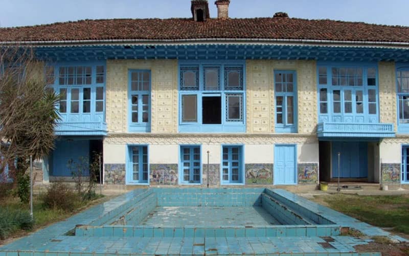 ساختمانی روستایی با در و پنجره های آبی
