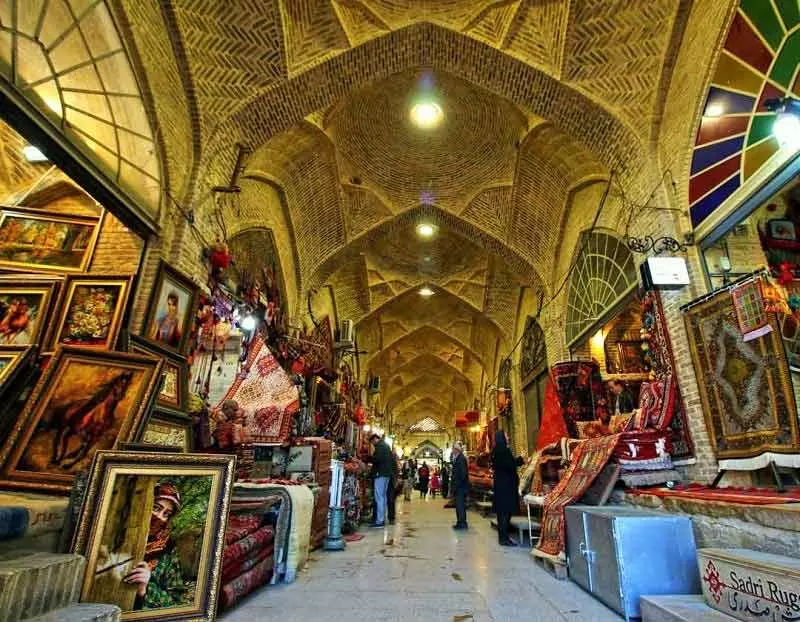 دالان های پر نقش و نگار بازار وکیل شیراز