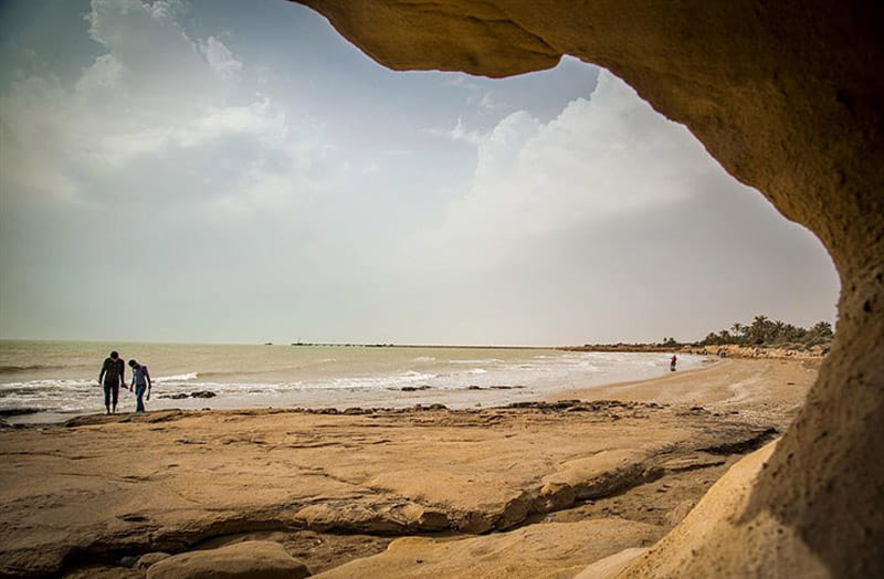 ساحل بندر امام حسن از داخل صخره های ساحلی