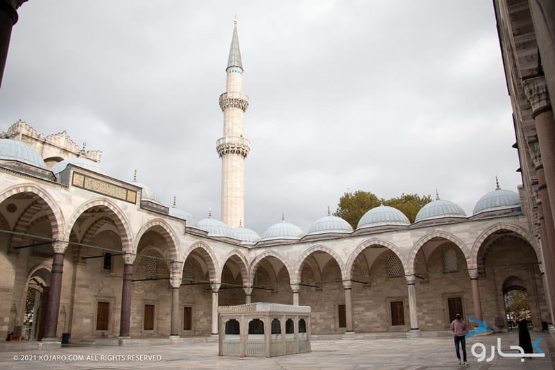 گنبدهای کوچک و مناره مسجد سلیمانیه از داخل صحن این مسجد