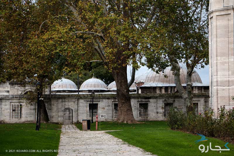 فضای سبز و ساختمان های داخل صحن مسجد سلیمانیه استانبول