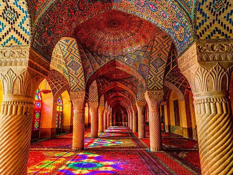 مسجد نصیرالملک شیراز با تزئینات رنگارنگ