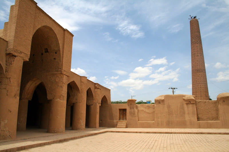 مسجد تاریخی روستای فهرج از نمای پایین زیر آسمان آبی