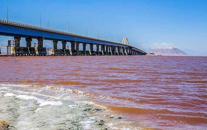 پل دریاچه ارومیه و بلورهای نمک ساحل دریاچه