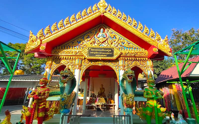 ساختمانی طلایی رنگ با چندین مجسمه در پارک جهنم تایلند