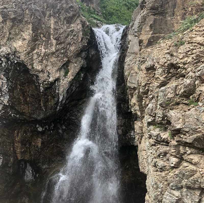 آبشار تل تنگه دربندسر از نمای نزدیک بین شکاف کوه