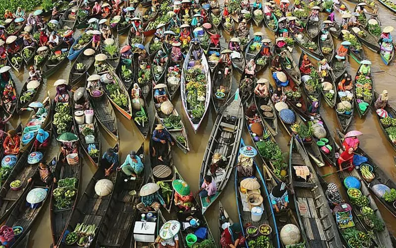 تعداد زیادی قایق در بازار شناوری در تایلند