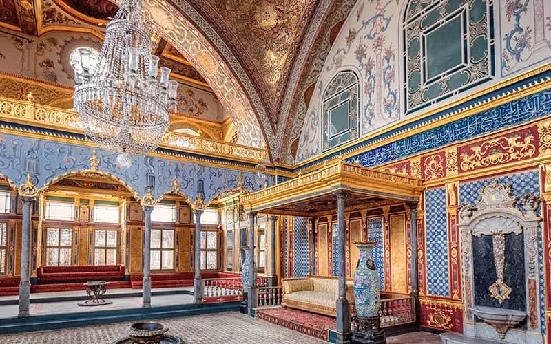 فضای داخلی کاخ توپکاپی با تزیینات فراوان