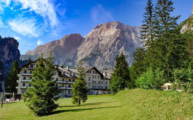 هتل بزرگ پراگز در دل کوهستان