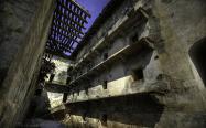 فضای خالی بین دو سازه تاریخی در دژ فنسترله
