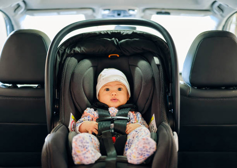 کودک در صندلی مخصوص کودک در ماشین