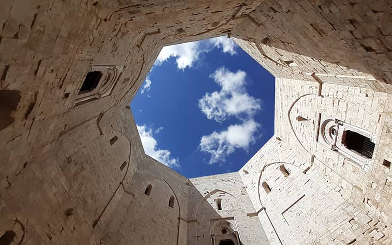 دریچه بزرگی در قلعه دل مونته