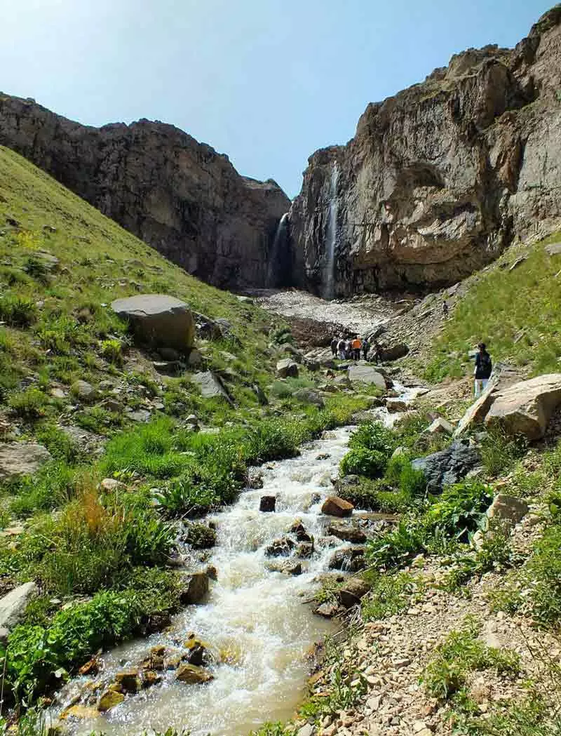 آبشار خور میان کوهستان های سرسبز البرز شمالی