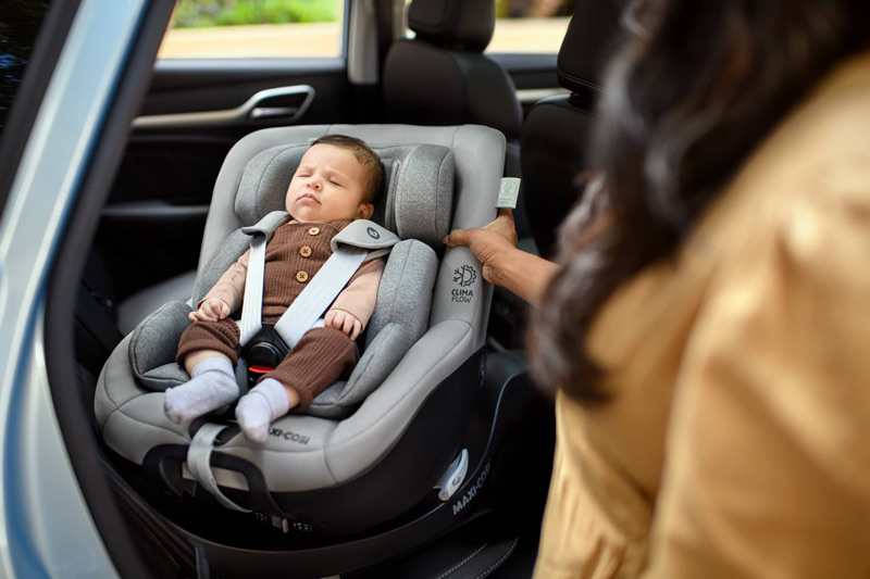 نوزاد خوابیده در صندلی کودک در ماشین