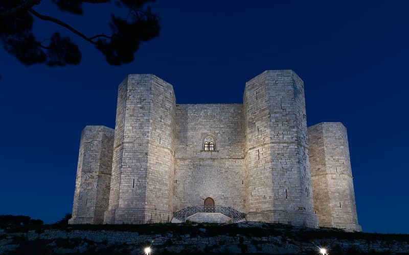 قلعه دل مونته در شب