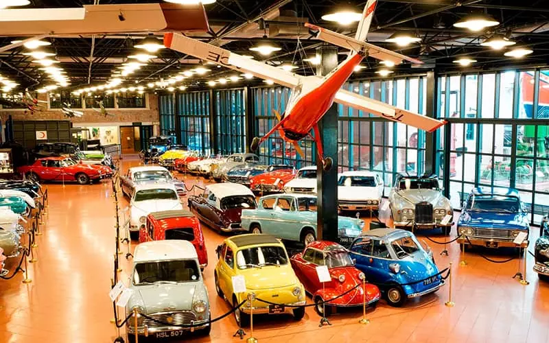 تعداد زیادی خودروی رنگی در موزه رحمی کوچ