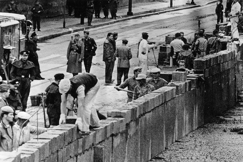 دیوار برلین در حال ساخت