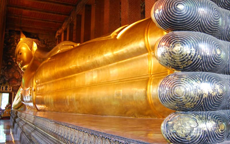 مجسمه طلایی بودای خوابیده در معبد وات فو