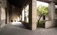 اتاقی با دیوارها و ستون های سنگی در پمپئی