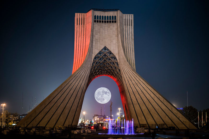 برج آزادی تهران در شب