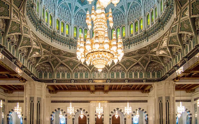لوستر بزرگی در مسجد سلطان قابوس
