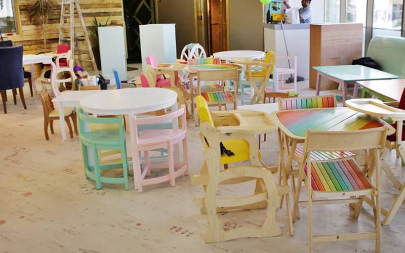 رستوران مونولو مخصوص کودکان با میز و صندلی رنگی