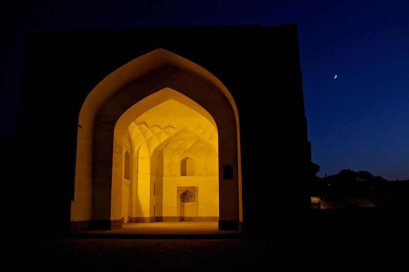  مزار و مسجد قطب الدین حیدر در شب
