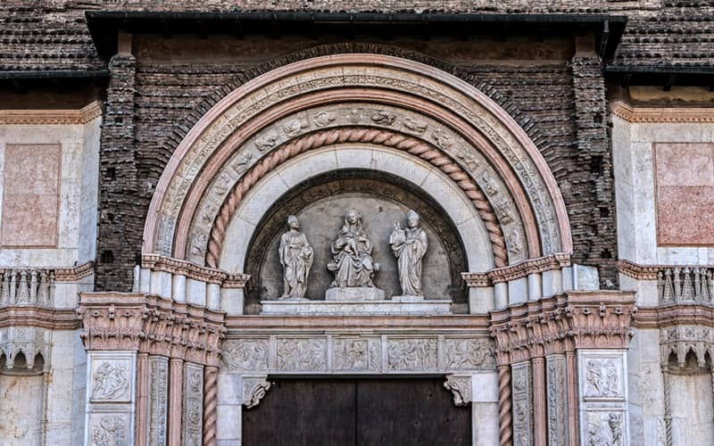 سردر ورودی باسیلیکای سن پترونیو مزین به سه مجسمه