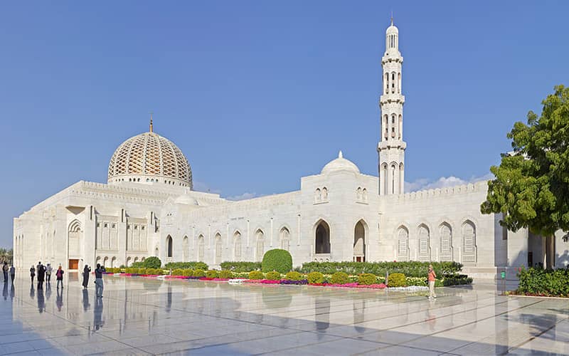 نمای سفیدرنگ مسجد سلطان قابوس