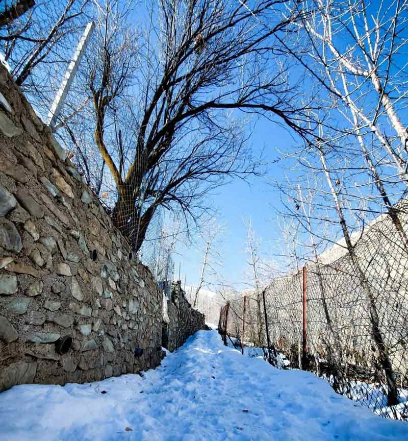 دیوار سنگی و حصار روستای آهار پوشیده از برف