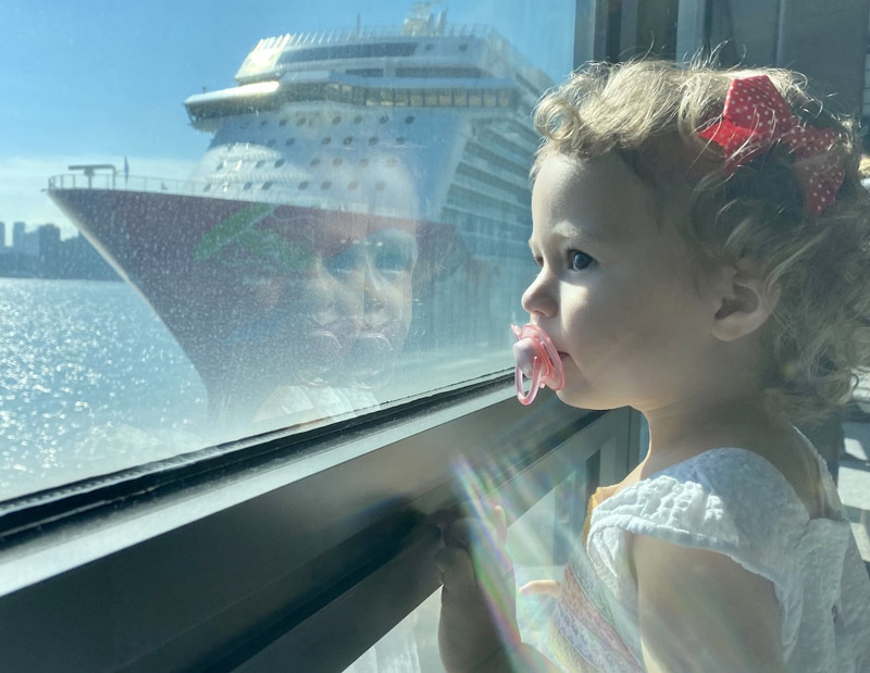 کودک در حال تماشای کشتی از پشت شیشه کروز