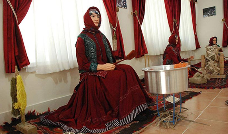 تندیس زن محلی گلستان در موزه مردم شناسی مینودشت