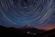 قله دماوند در شب