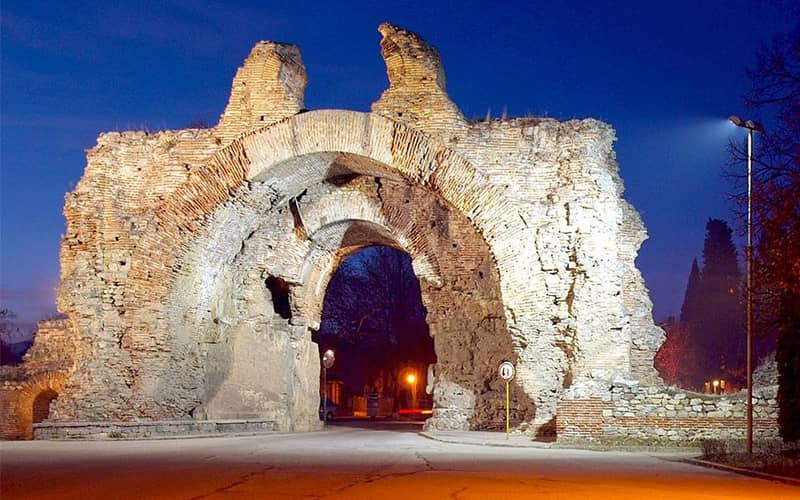 دروازه بزرگی در دیوارهای روم باستان هیساریا در شب