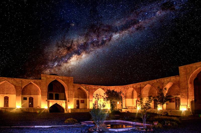 کاروانسرای قصر بهرام در شب