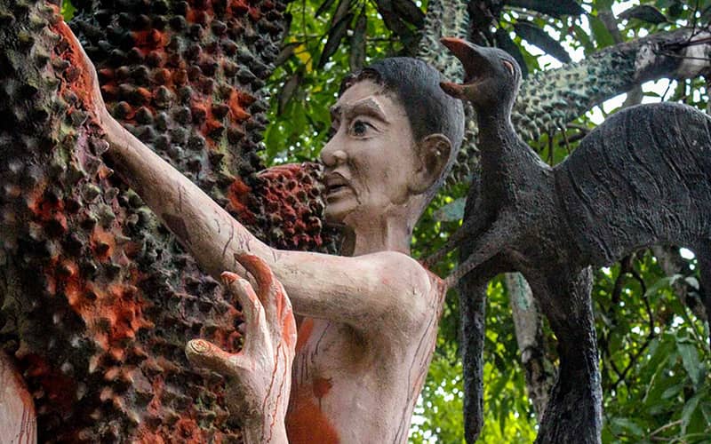 مجسمه مردی که کلاغ به او حمله کرده در پارک جهنم تایلند