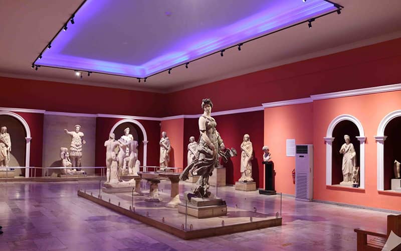 تعداد زیادی مجسمه در موزه آنتالیا