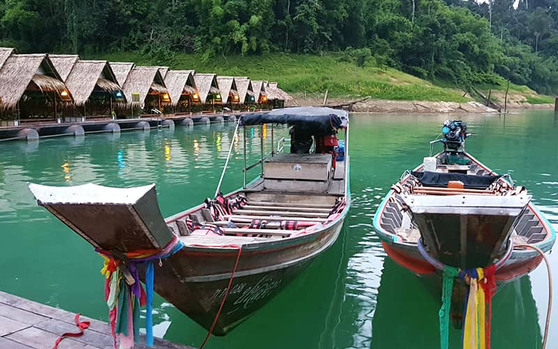 کلبه های چوبی شناور و قایق های سنتی در دریاچه چیو لان