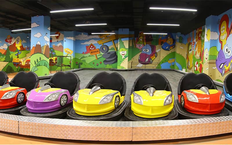 تعداد زیادی ماشین کوبنده رنگی در هپی سیتی